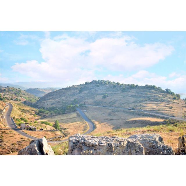 عينين ضيقتين تلك التي ترى من خلالهما، كل ما تراه بما فيها هي كان محصوراً ف (Maasser Ech Chouf, Béqaa, Lebanon)
