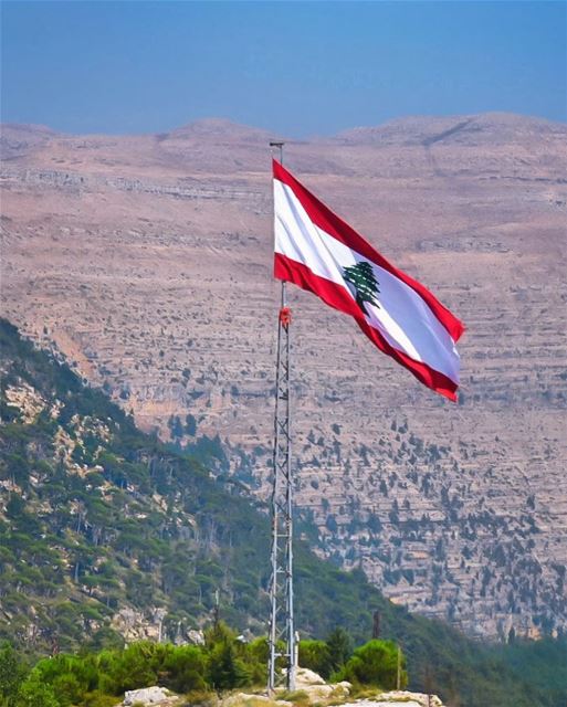 عَ تلالَك عَ جبالَكرَعكت وصلّيتهون السما قريبةتسمعنا يا حبيبي 💙🇱🇧💚... (Ehden, Lebanon)