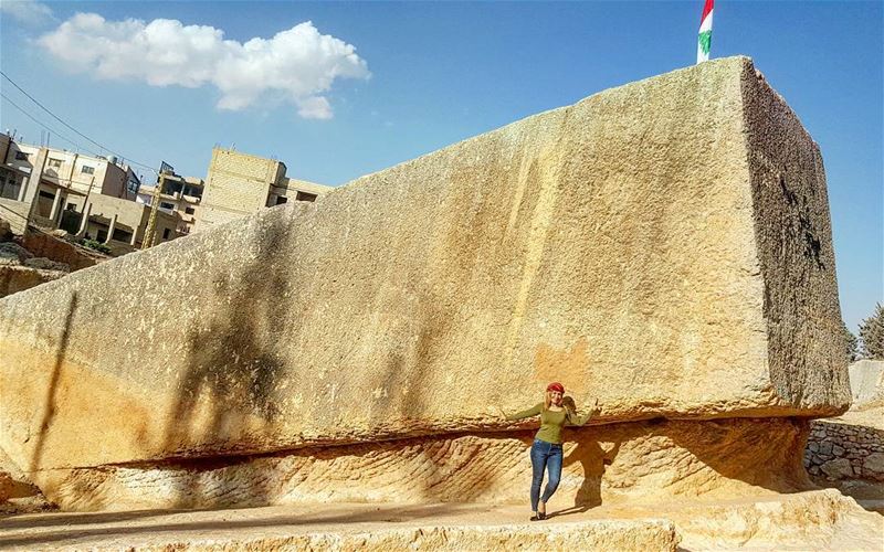 غرائب مدينة بعلبك التاريخية الاثرية، هو" حجر الحبلىالروماني" لأنه يمثل أكب (Baalbeck, Béqaa, Lebanon)