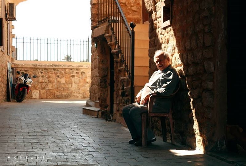 •غَيَّرَتْهُ غِيَـرُ الدَّهْـرِ فشـابْ•  photooftheday  streetphoto ... (Tyre, Lebanon)