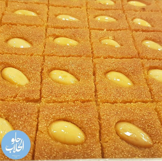 في أطيب من نمورة الحلاب 😍😄 ولا أطيب من هيك 👌  نمورة -------------------- (Abed Ghazi Hallab Sweets)