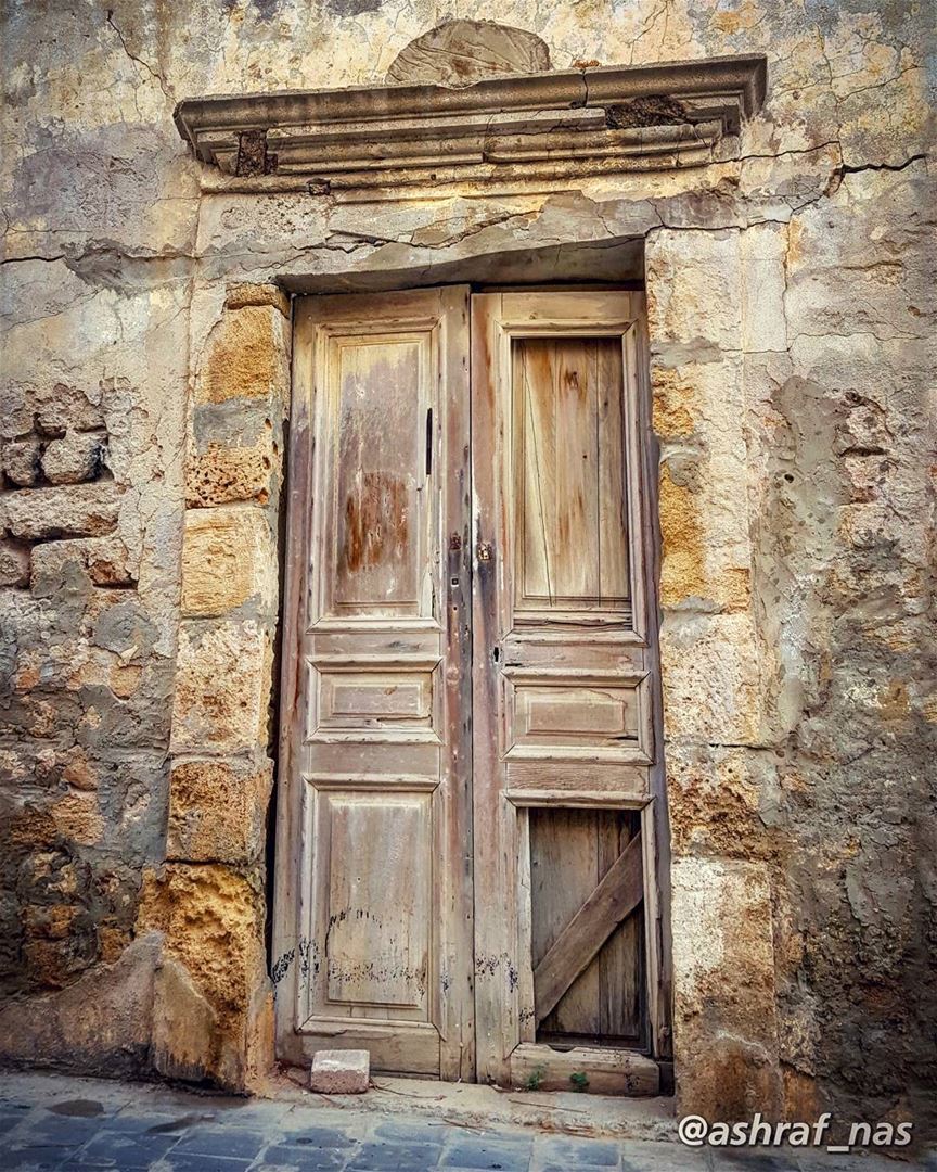 في باب غرقان بريحة الياسمينفي باب مشتاق في باب حزينفي باب مهجور أهلو منسي (Tyre, Lebanon)