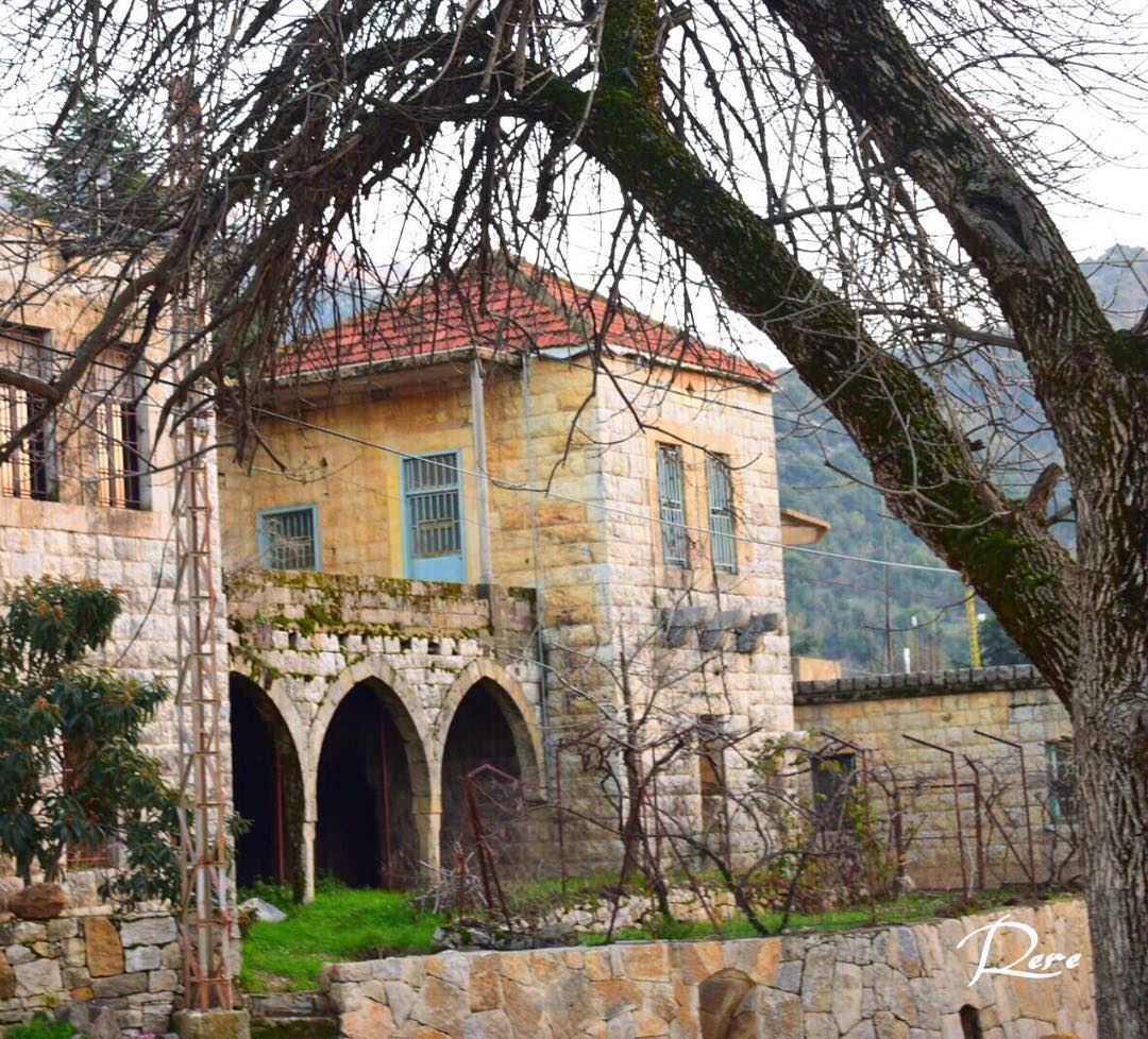 في بقعة مهجورة من الذاكرة، تُخبئ جثث من عاشوا قديماً في قلوب من أحبوهم...ر (Maasser Ech Chouf, Béqaa, Lebanon)