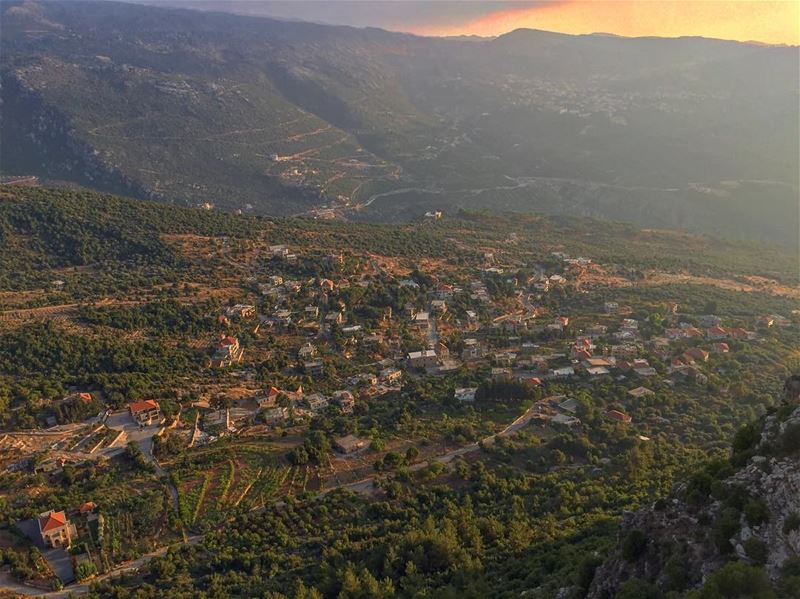  في_بلادي .. القلب ع الشمال lebanon  lebanese  liban  lebanonshots  green... (Chîr el Kfoûr)