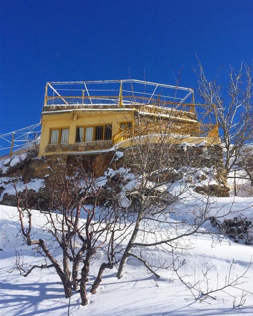  في_بلادي بكل الالوان جميلةٌ هذه المنازل الدافئ .. من اعالي تنورين... (Tanourine- Harissa)