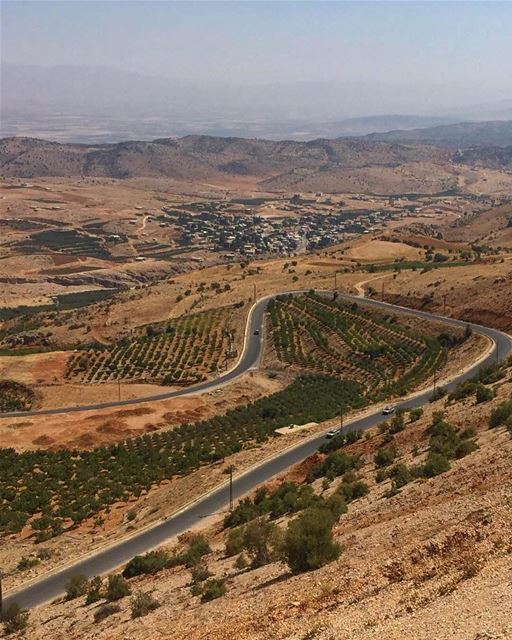  في_بلادي تعرجات الطريق نزولاً الى سهل البقاع، عيناتا اولاً lebanon ... (عَيناتا، لبنان)