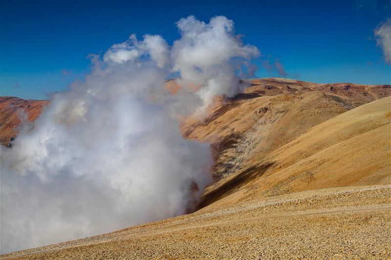  في_بلادي خفافاً على جبل المكمل ..  lebanon  bekaavalley  mountain ... (جبل المكمل)