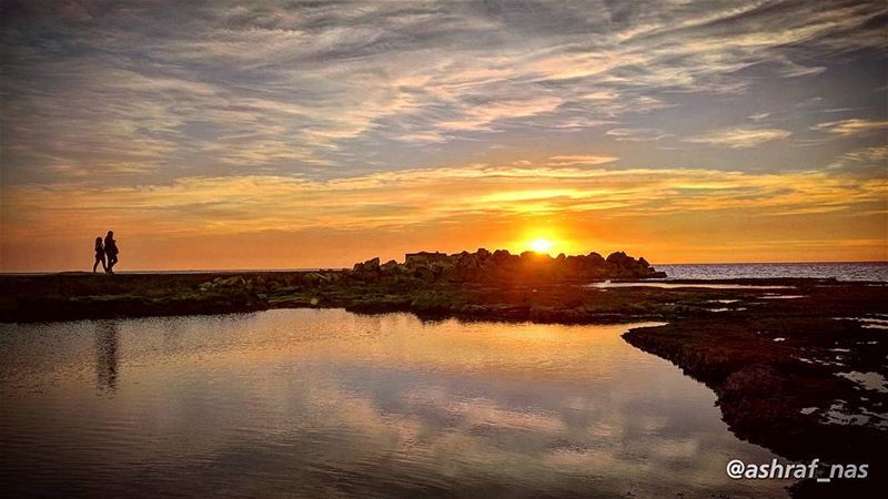 قالوا مشينا وما تودّعنامتل حبوب اللّولو وقعنا حبّة حبّة...كلّ الإشيا اللّ (Tyre, Lebanon)