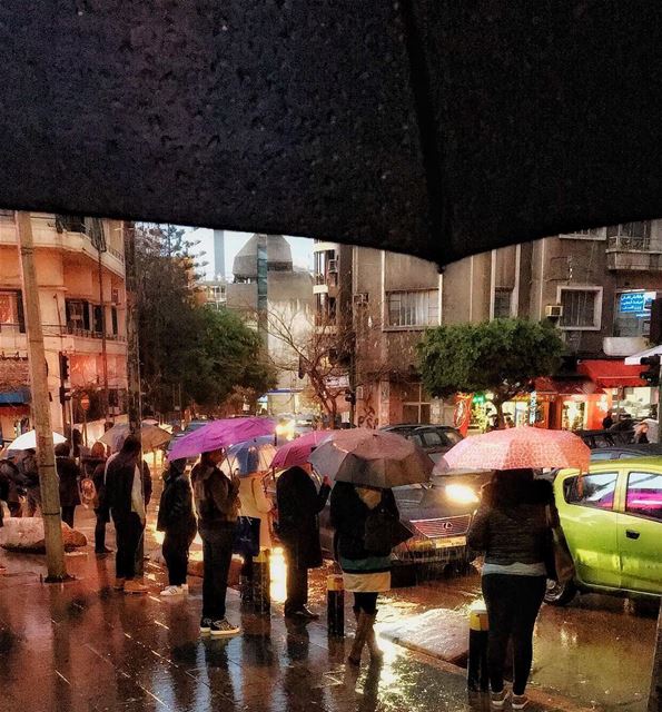 قديش كان في ناس عالمفرق تنطر ناس ☔️ livelovelebanon  livelovebeirut ... (شارع الحمرا)