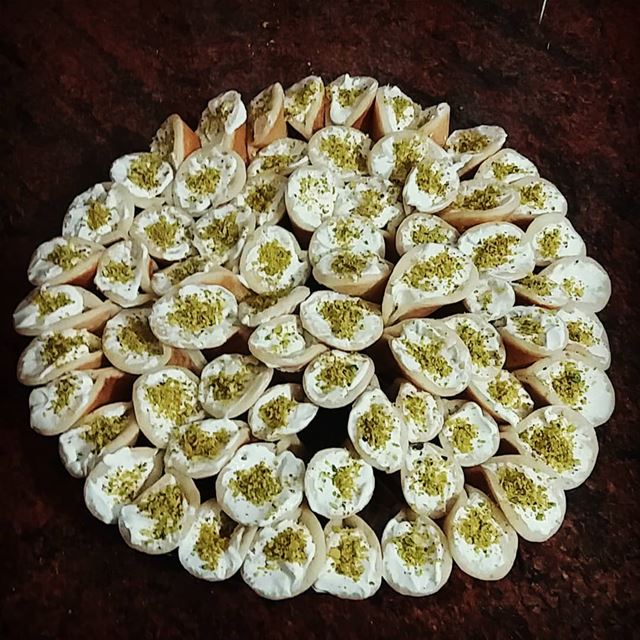 قطايف بالقشطة 👍👍👍😍😍😍😍😋😋😋😋 حلويات  حلويات_سورية  حلويات_لبنانية ...