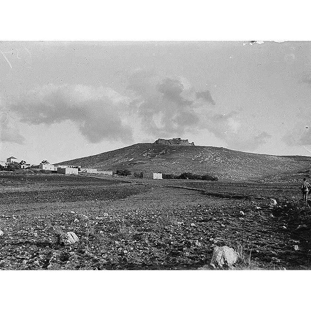 قلعة الشقيف عام ١٩١٠  الصورة من أرنون .  Shqif Castle in 1910 (Beaufort Castle ) Photo From Arnoun . 