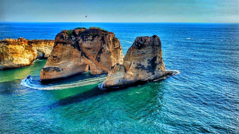 قومي من تحت الموج الأزرق، يا عشتار قومي كقصيدة ورد.. أو قومي كقصيدة نار لا... (Beirut- Al Rawsheh)