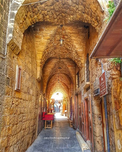 كانتِ الجدرانُ ثقيلةً و تبتسمينَ...فترقُّ الجدرانُ و تحدِّثُ و تُظلِّلُ و... (Saïda, Al Janub, Lebanon)