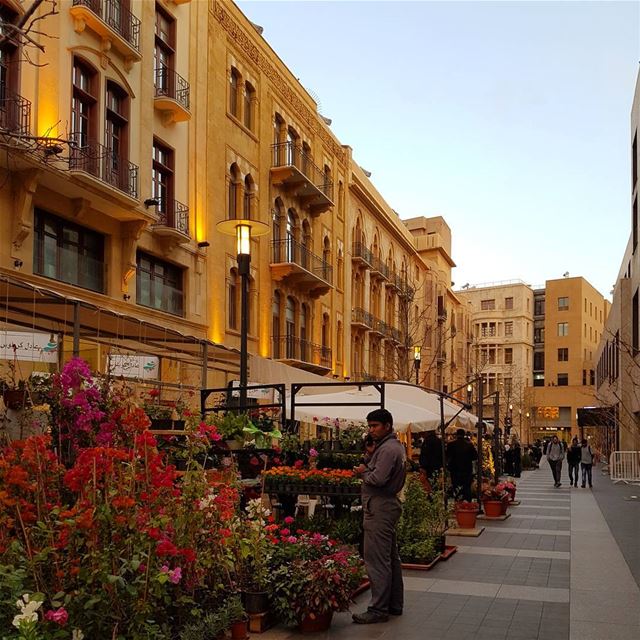 كتبنا وما كتبنا ويا خسارة ما كتبناكتبنا مية مكتوبولهلق ما جاوبنا... (Beirut Souks)
