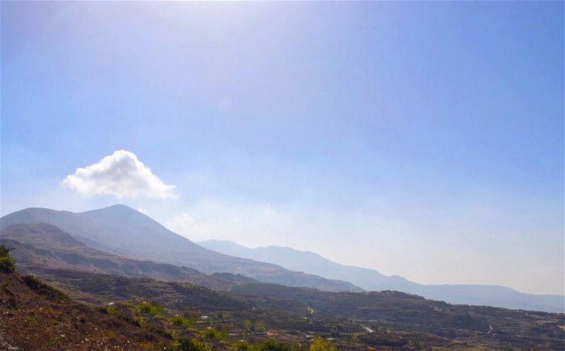 كتلك الغيمة، تأتي ايتها الاحلام لتتوّجي ما هو آتٍ من الايام...  clouds ...