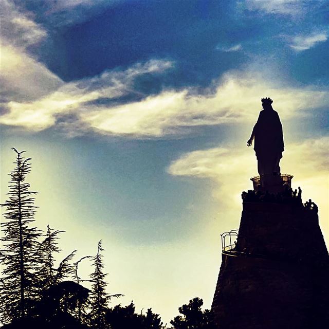 كرموها، عظموها، ملكوها في القلوب lebanoninapicture  ptk_lebanon ... (Harîssa, Mont-Liban, Lebanon)