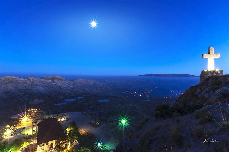 كل ما بطلع عجبال بتذكر جيفارا...••• lebanon  livelovelebanon  akoura ... (Akoura, Mont-Liban, Lebanon)