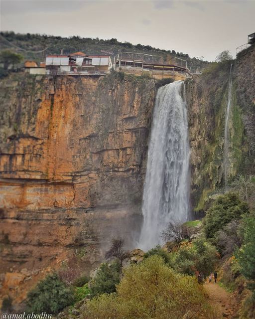 كن لطيفا مع الناس في طريقك للصعود لأنك قد تقابلهم مجددا في طريق الهبوط 👌 ... (Jezzîne, Al Janub, Lebanon)
