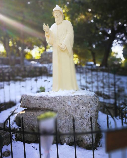 كن مع كل ضعيف ومحتاج ، أحلّ الخير والعدل والمحبة والسلام في كلّ مكان ... (St. Charbel, Aannaya)