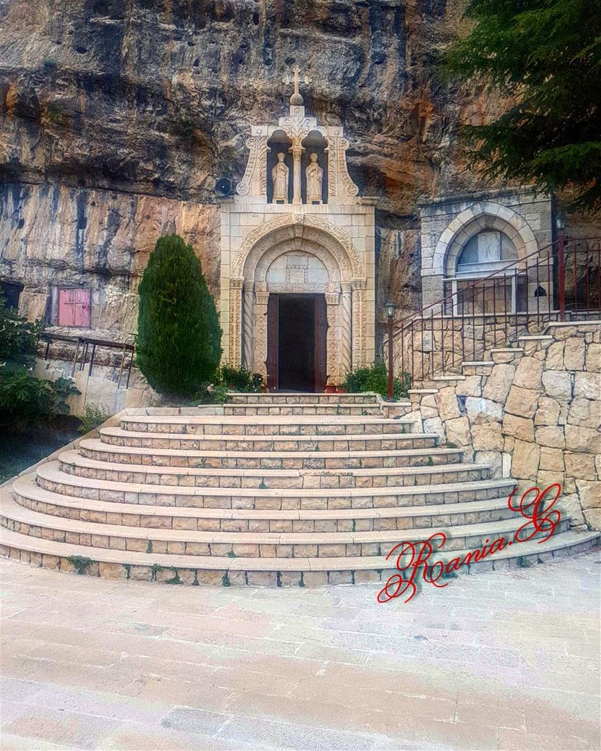  كنيسة مار بطرس الاثرية المحفورة في الصخر في العاقورة  church  rock ... (Akoura, Mont-Liban, Lebanon)