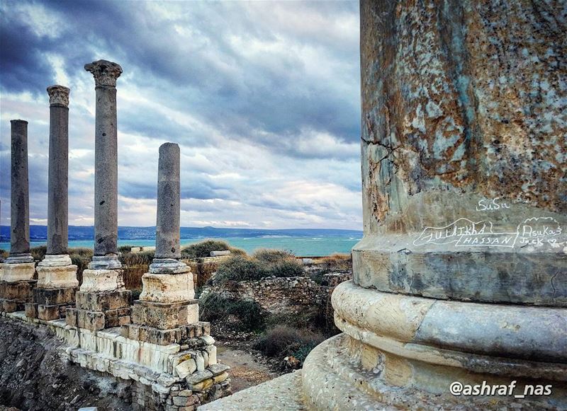 لا خضر الأسامي ولا لوزياتلا كحلي بحري ولا شتويات...ولا لونن أزرق قديم ما... (Roman ruins in Tyre)