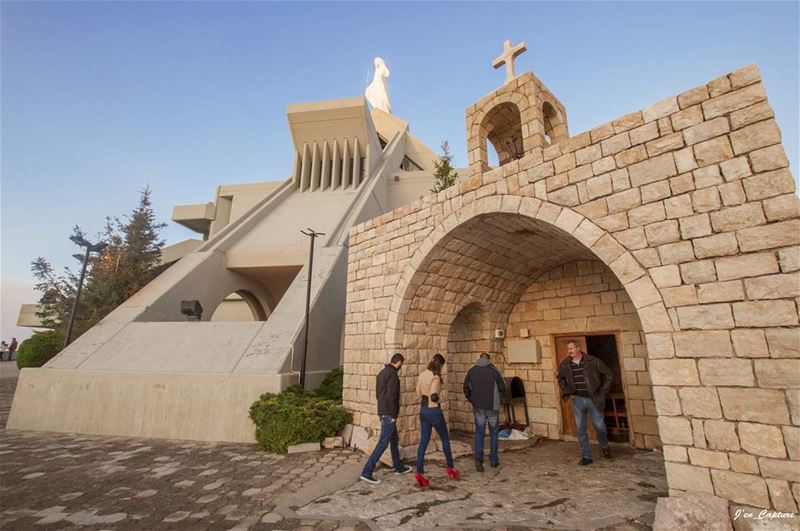 لابسين كستوم أو صدفة؟😂  اهدن••• ehden  lebanon  livelovelebanon ...