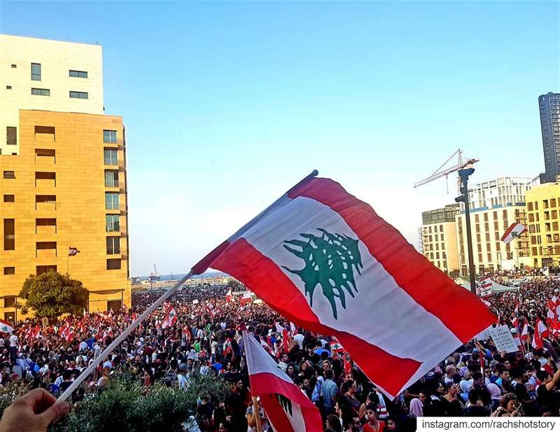 لبنان: أنا بتنفَّسْ حُريّة🇱🇧❤..من ساحة التحرير سنحرّر لبنان من الفساد (Martyrs' Square, Beirut)