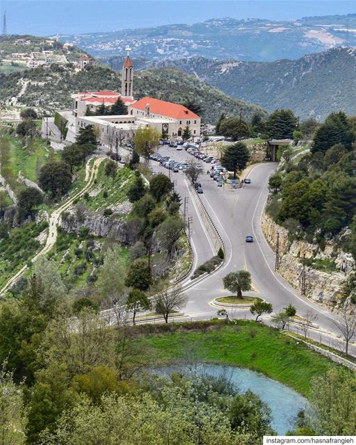 لبنان هالأرزة الخضرا عندو شربل والعدرا يا شربل منّك نظرةعَ لبنان وطَمنّا ... (Annaya Ermitage - محبسة عنّايا)