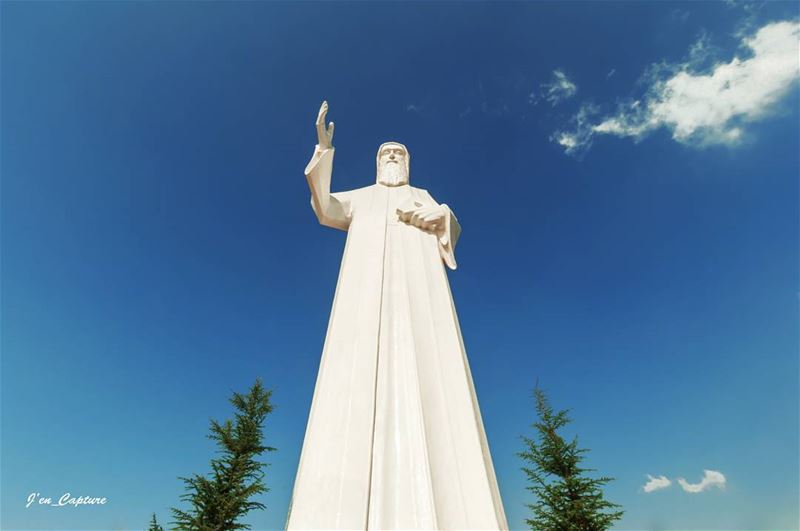 لبنان هالأرزة الخضرا عندو شربل والعدرا؛ يا شربل منَّك نظرا عَلبنان وطمنّا.. (St Charbel Faraya)