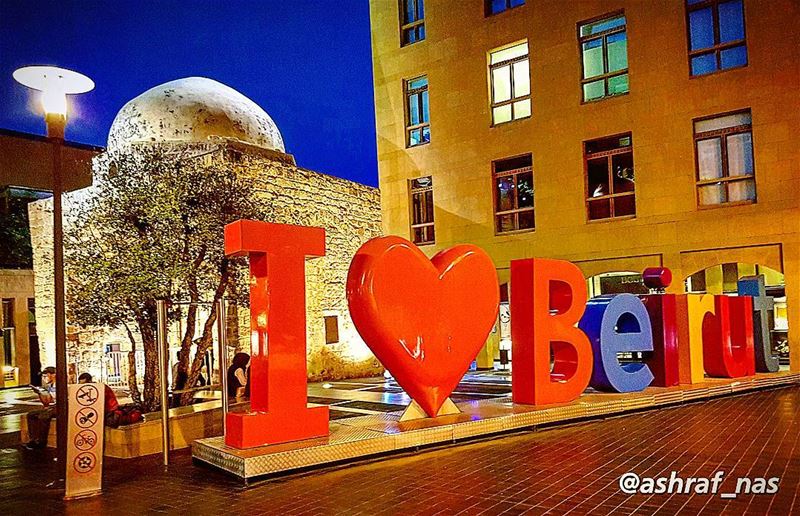 لبيروت، مجدٌ من رمادٍ لبيروتمن دمٍ لولدٍ حُملَ فوق يدهاأطفأت مدينتي قنديل (Beirut, Lebanon)