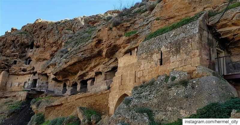 للمرة الأولى منذ أكثر من 1000 عام... قداس في دير  مغارة_مار_مارون العاصي@m (El Hermel, Béqaa, Lebanon)