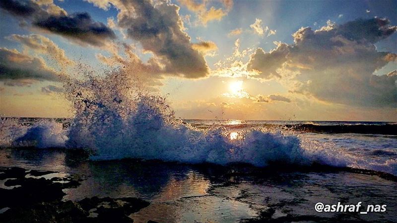لو تطلب البحر في عينيك أسكبهأو تطلب الشمس في كفيك أرميها...أنـا أحبك فوق... (Tyre, Lebanon)