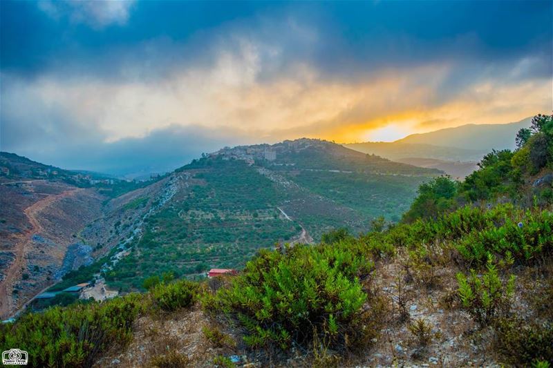 لوحة الشروق من حومين الفوقا 🌄الصورة عبارة دمج صورتين بتعريضين مختلفين لتح