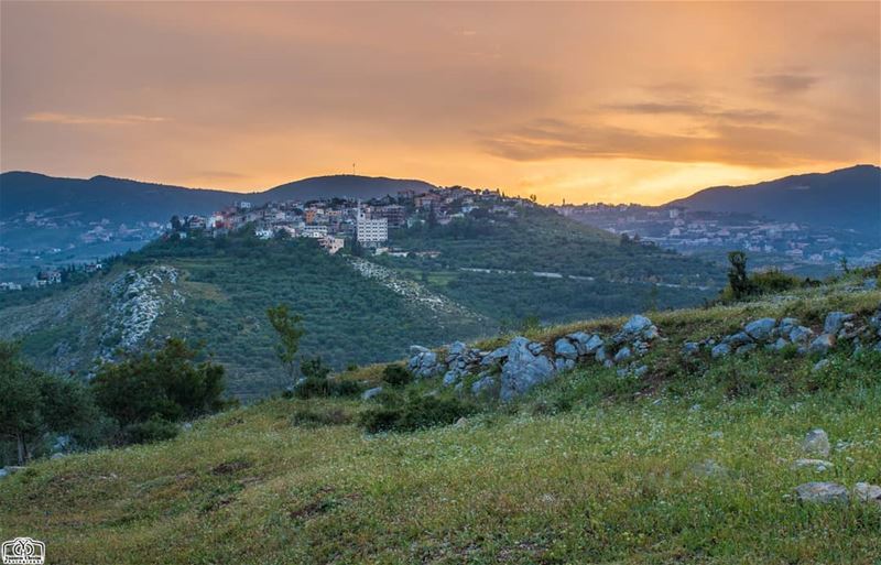 لوحة الفجر من  حومين_الفوقا 🌄 landscape  nature  lebanon  southlebanon ... (Hoûmîne El Faouqa, Al Janub, Lebanon)