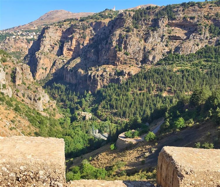لي صخرة علقت بالنجم أسكنها طارت بها الكتب قالت تلك لبنان🇱🇧... (Bcharré, Liban-Nord, Lebanon)