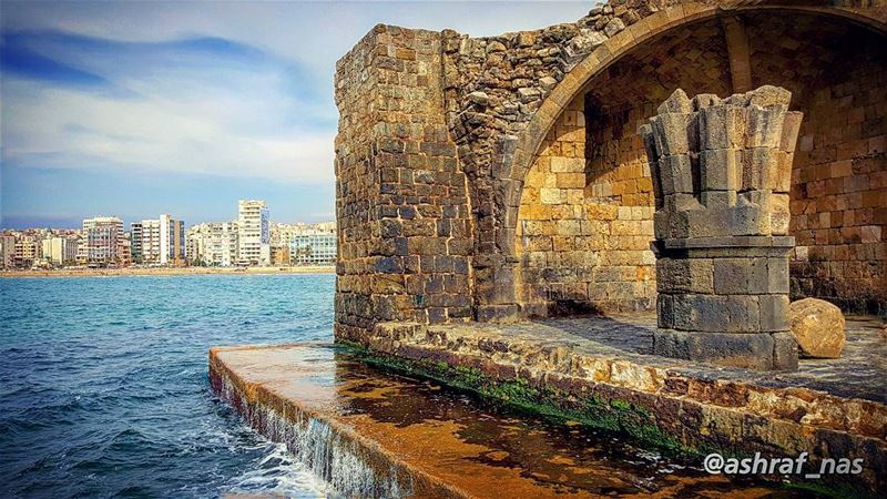 لي صخرة علقت بالنجم أسكنهاطارت بها الكتب قالت تلك لبنان livelovetyre ... (Saida The Sea Castle)