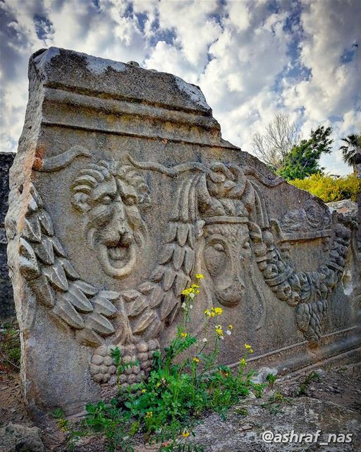 لي صخرة علقت بالنجم أسكنهاطارت بها الكتب قالت تلك لبنان livelovetyre ... (Roman ruins in Tyre)