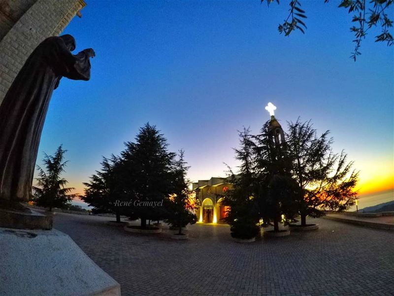 ما تشوف شو ناقصك ، بروم حواليك و شوف ربنا شو عاطيك - (مار شربل)....... (Mar Charbel Church)