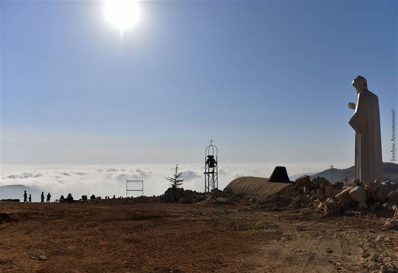 ما تشوف شو ناقصك، بروم حواليك وشوف ربنا شو عاطيك🙏 pray  hope  believe ... (Saint Charbel-Faraya)