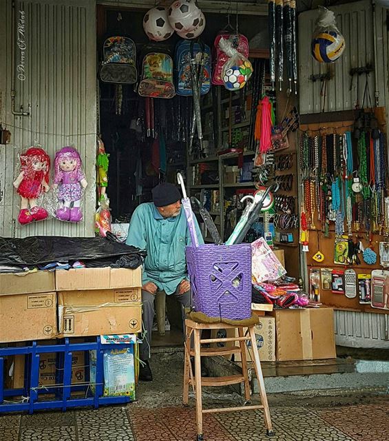 ما يجعله حزيناً يجعله حكيماً... ______ old  oldman  shop  urban  people ... (Tripoli, Lebanon)