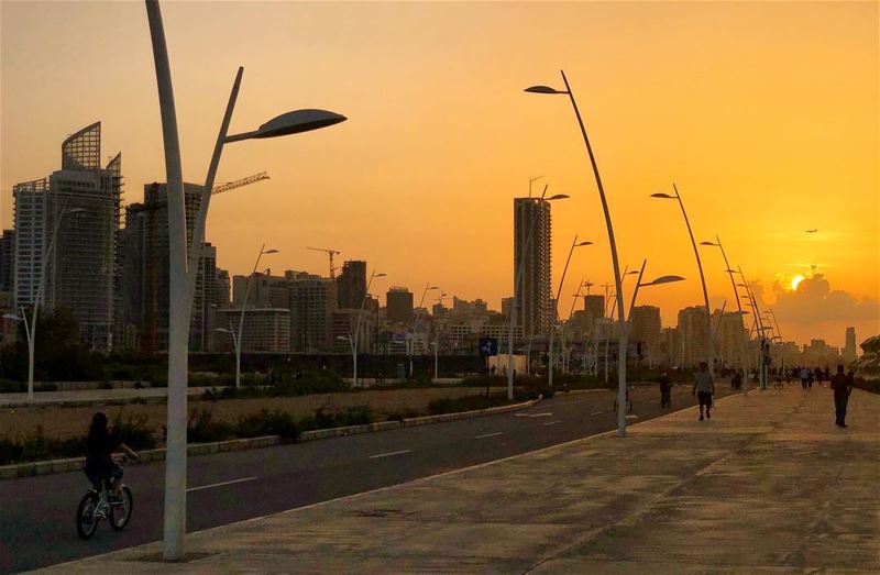 متل كانو الرصيف ناطر الاحباب... لا تحاكوا لا تودعوا وتفارقو وتوجعوا... ••... (Beirut Waterfront)