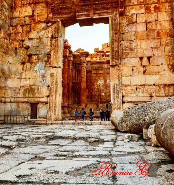 مدخل معبد باخوس يتميز بأعلى بوابة ورسومات في سقف البوابة ترمز الى الحب والق (Temple of Bacchus)