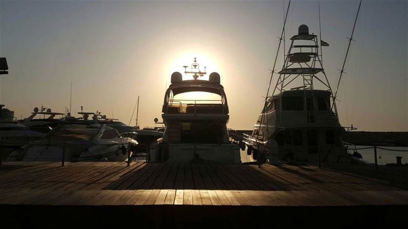 مراكبنا عالمينا يا رجعة الصواري .. قلبي ناطر عالمينا و حبيبي منو داري .. ضح (Zaitunay Bay)