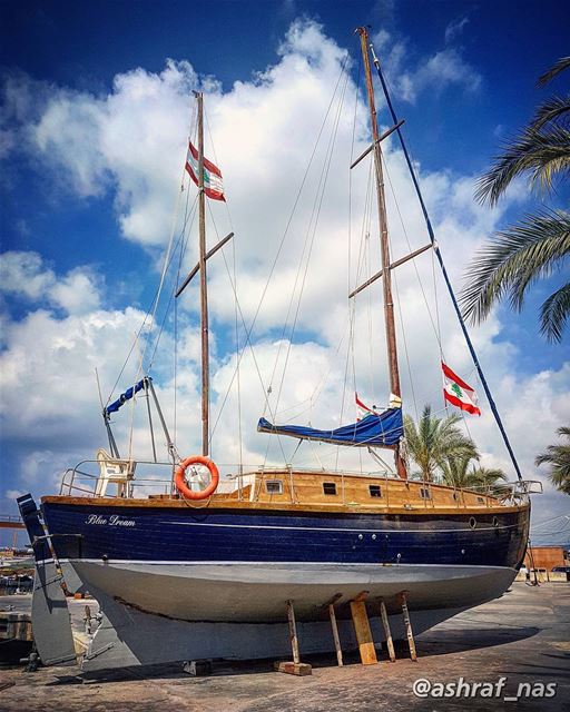 مراكبنا عالمينايا رجعة الصواري...قلبي ناطر عالميناوحبيبي منو داري...ضحك (Tyre, Lebanon)