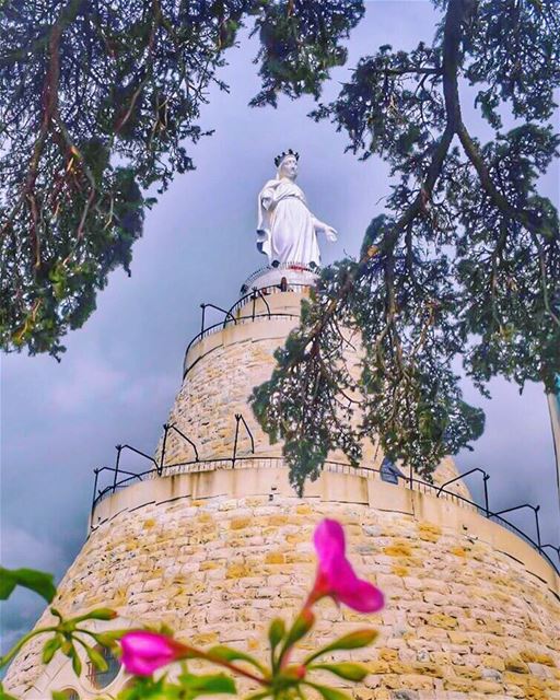 مريم كفّي البكاء، المسيح حقًّا قام 🙏May this hopeful Easter bring all... (The Lady of Lebanon - Harissa)