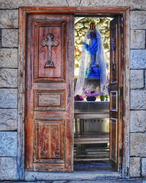 مريم كُفّي البكاء المسيح حقاً قام 🙏🏻Blessed & Happy Easter ✨... (Saydet El Hosn - Ehden)