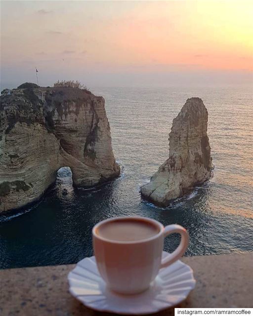 مساء الامل لذلك البعيد مهما كانت المسافة طويلة تظل انت الاقرب لقلبي...... (Raouche Rock , Beirut , Lebanon)