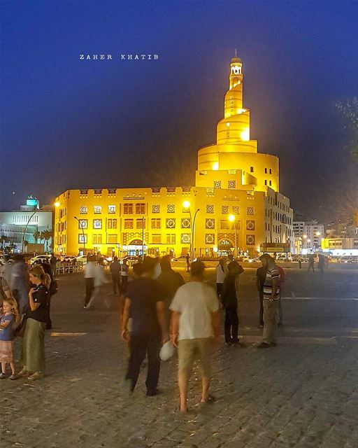 مسكون بالغربةيجري الفيروز بأوردتي حزناهل تسمح سيدتي أنساب إلى جانبهاليس... (Souq Waqif)