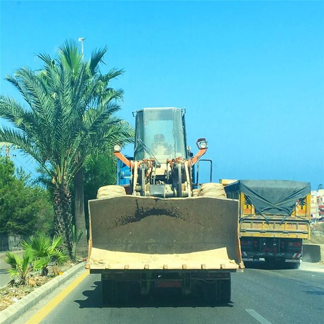 مش بعرف كيف بس هيك !! 🚜🚚 livelovelebanon  livelovebeirut  livelovejnoub... (Msayleh)