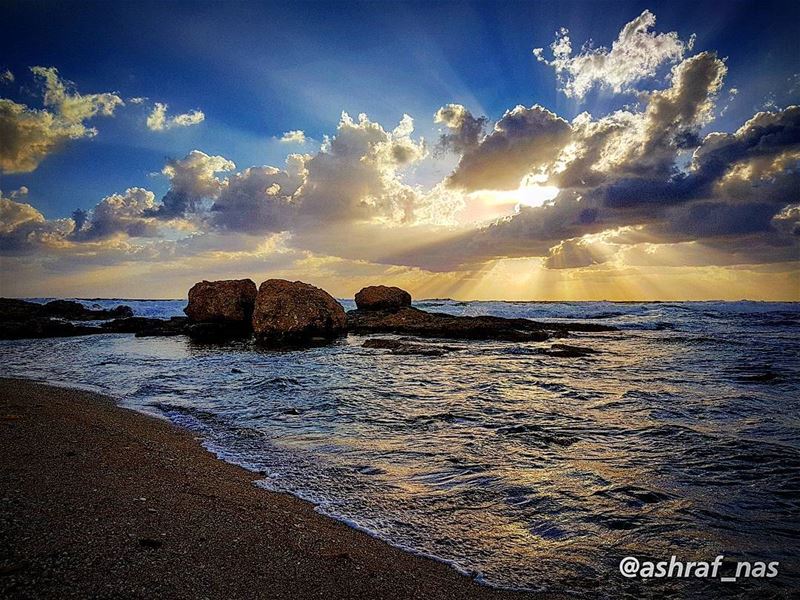 مشلوحة على بحر النسيانفارقني النوم وكل شي كان...وجك ما كان يفارقنيوجرب ا (Tyre, Lebanon)